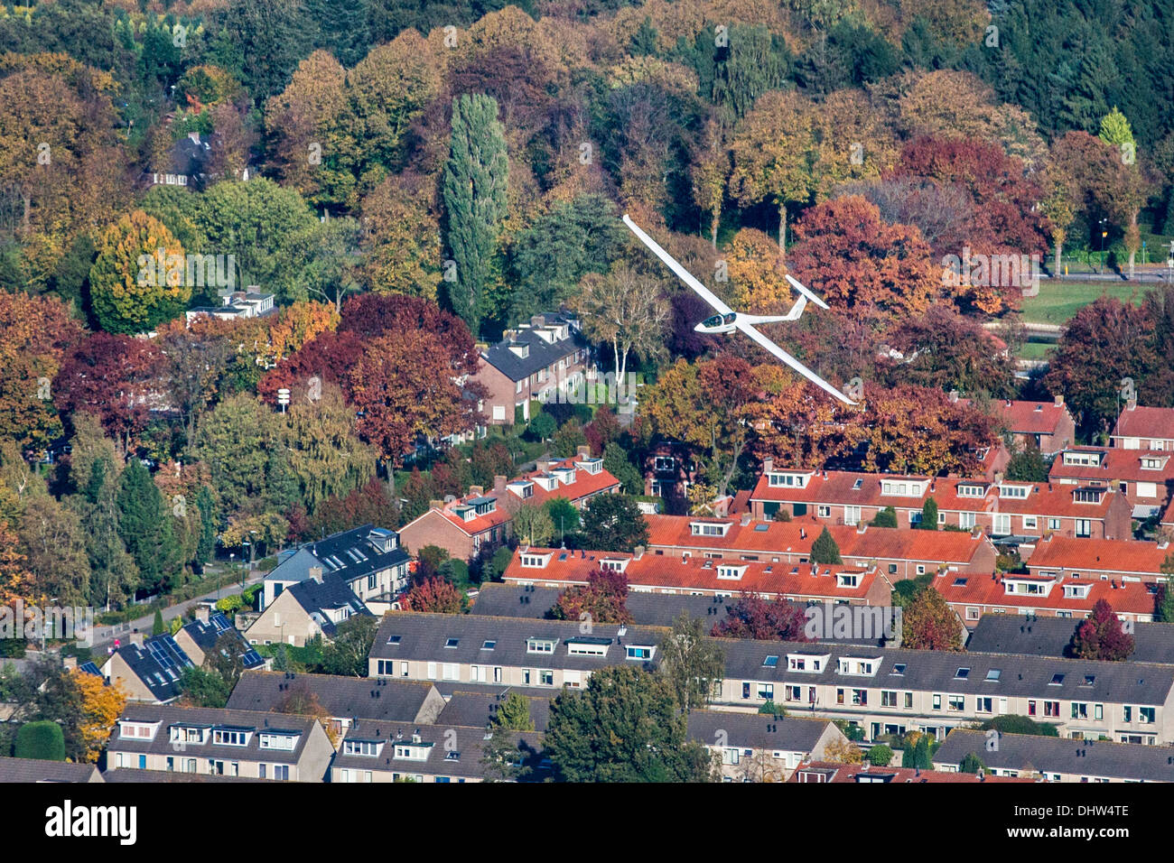 Niederlande, Loosdrecht, Segelflugzeug oder Segelflugzeug über Dorf in der Nähe von Flughafen fliegen. Luftbild Stockfoto