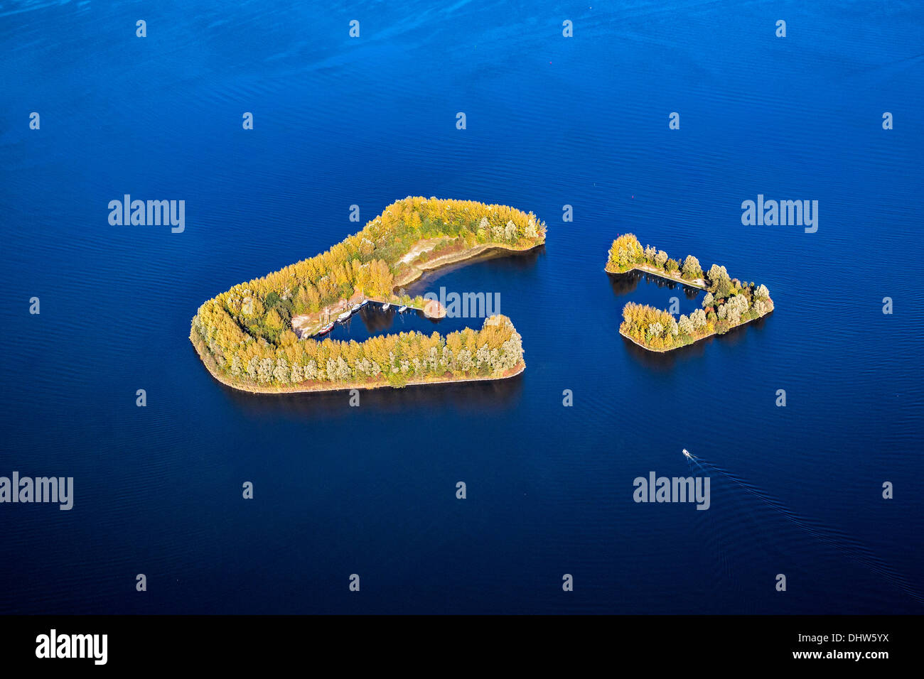 Niederlande, Naarden, Lake genannt Gooimeer, kleine künstliche Insel namens De Schelp, Marina für kleine Yachten. Luftbild Stockfoto