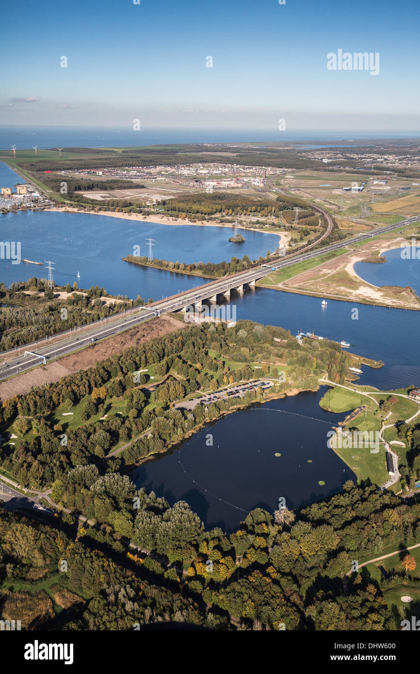 Naarden, Niederlande Autobahn A6 vorbei über Brücke genannt Hollandse Brug. Lake genannt Gooimeer. Luftbild Stockfoto