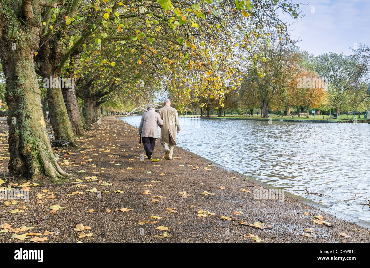 Ein älteres Ehepaar auf dem Heimweg an einem Herbsttag Stockfoto