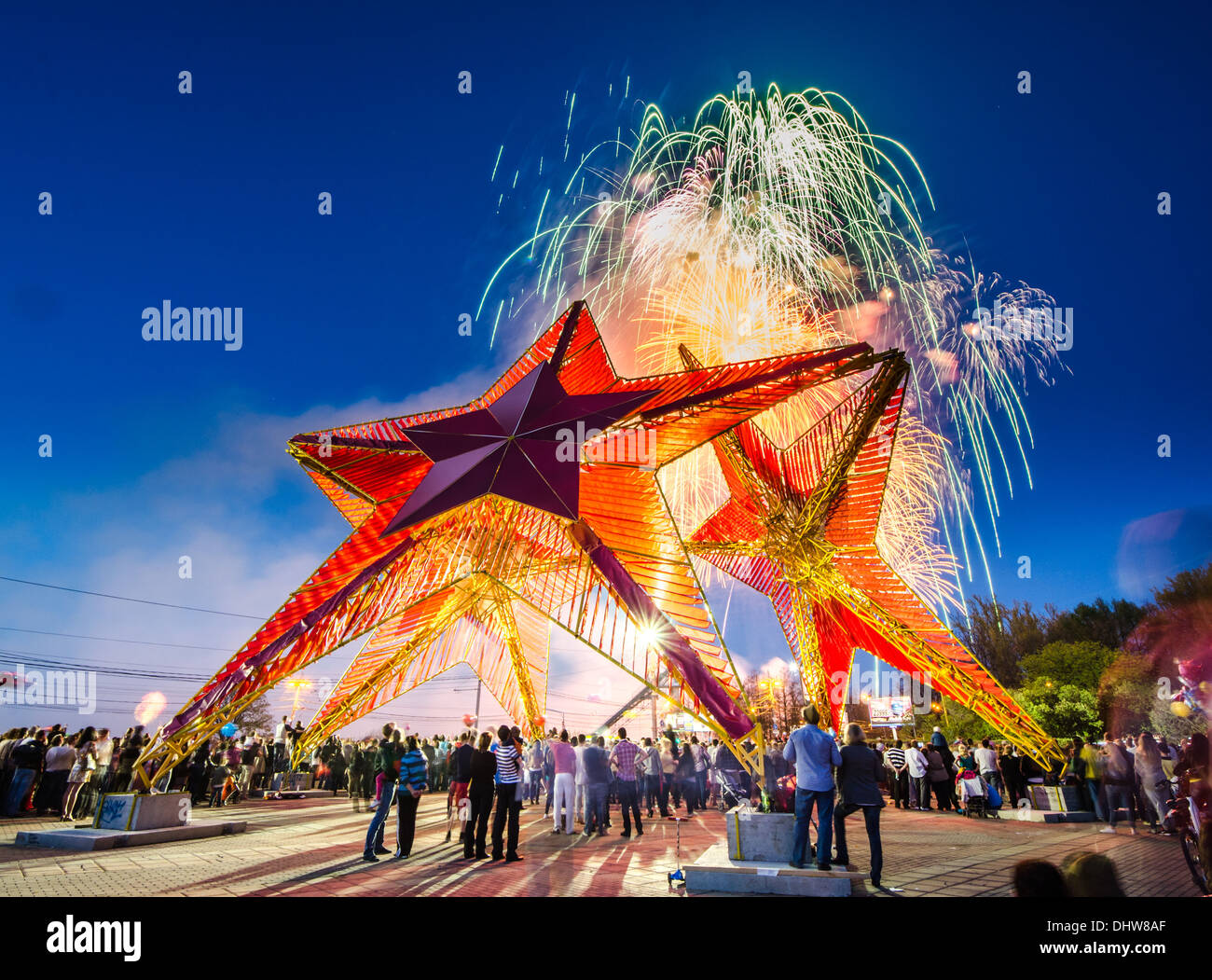 Moscovites Feuerwerk widmet sich der 68. jährlichen Celibration des Sieges im zweiten Weltkrieg am 9. Mai Stockfoto