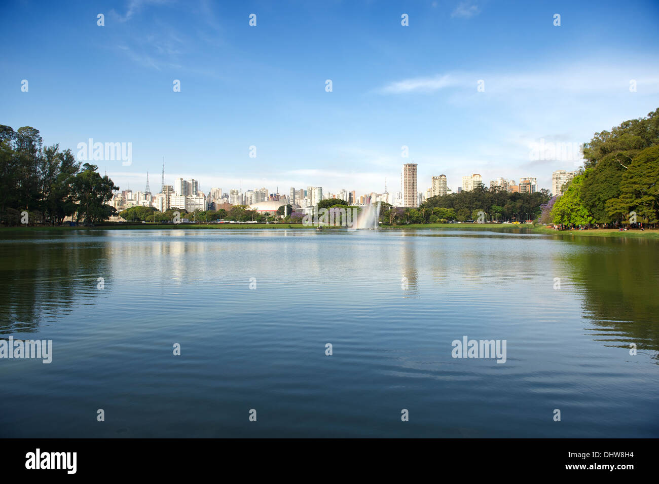Skyline der Stadt Sao Paulo Brasilien reflektiert auf dem ruhigen Wasser des Sees in Ibirapuera Park Stockfoto