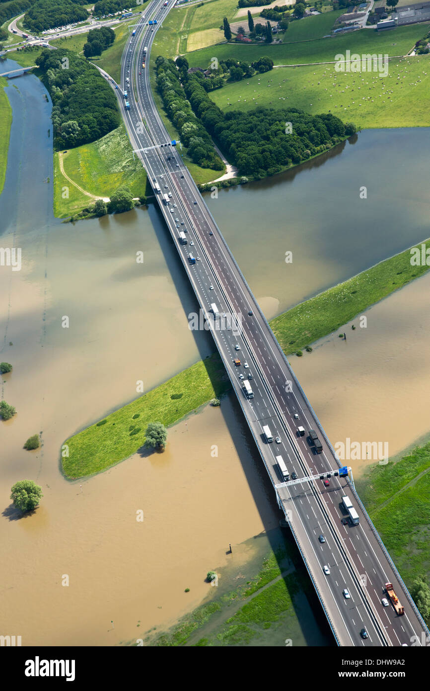 Niederlande, Zwolle, Autobahn A28 IJssel Fluss überquert. Luftbild Stockfoto