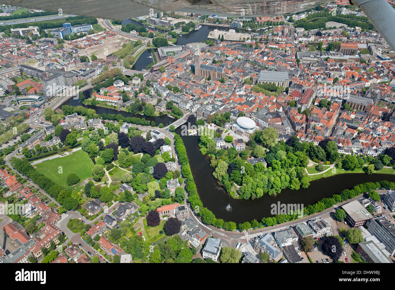 Holland, Zwolle, Innenstadt, Museum De Fundatie, Erweiterung auf Dach sieht Rugby-Ball. Bierman Henket Architecten. Luftbild Stockfoto