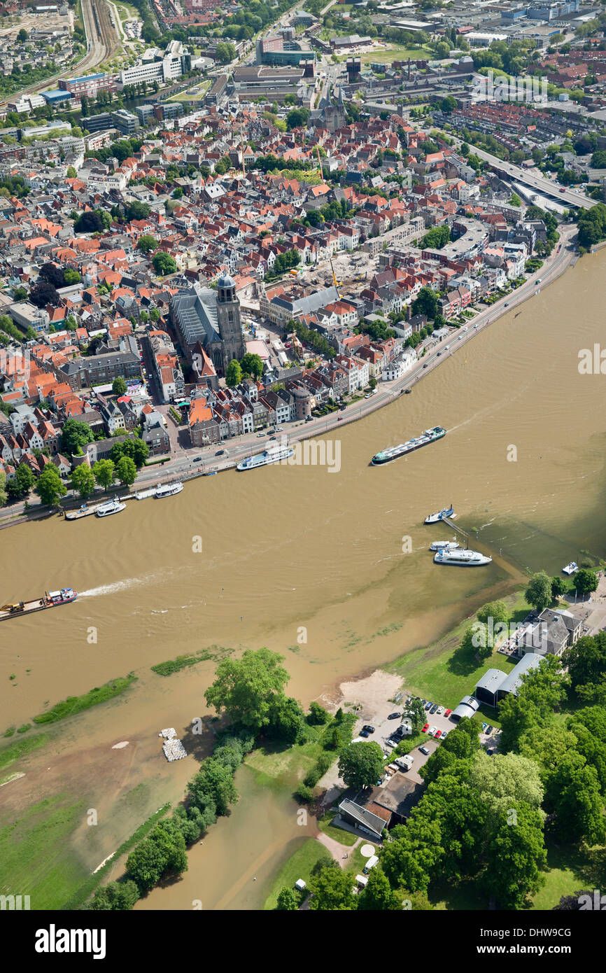 Niederlande, Deventer, Stadtzentrum und IJssel Fluss. Fracht-Boote. Überfluteten Land und Auen. Luftbild Stockfoto