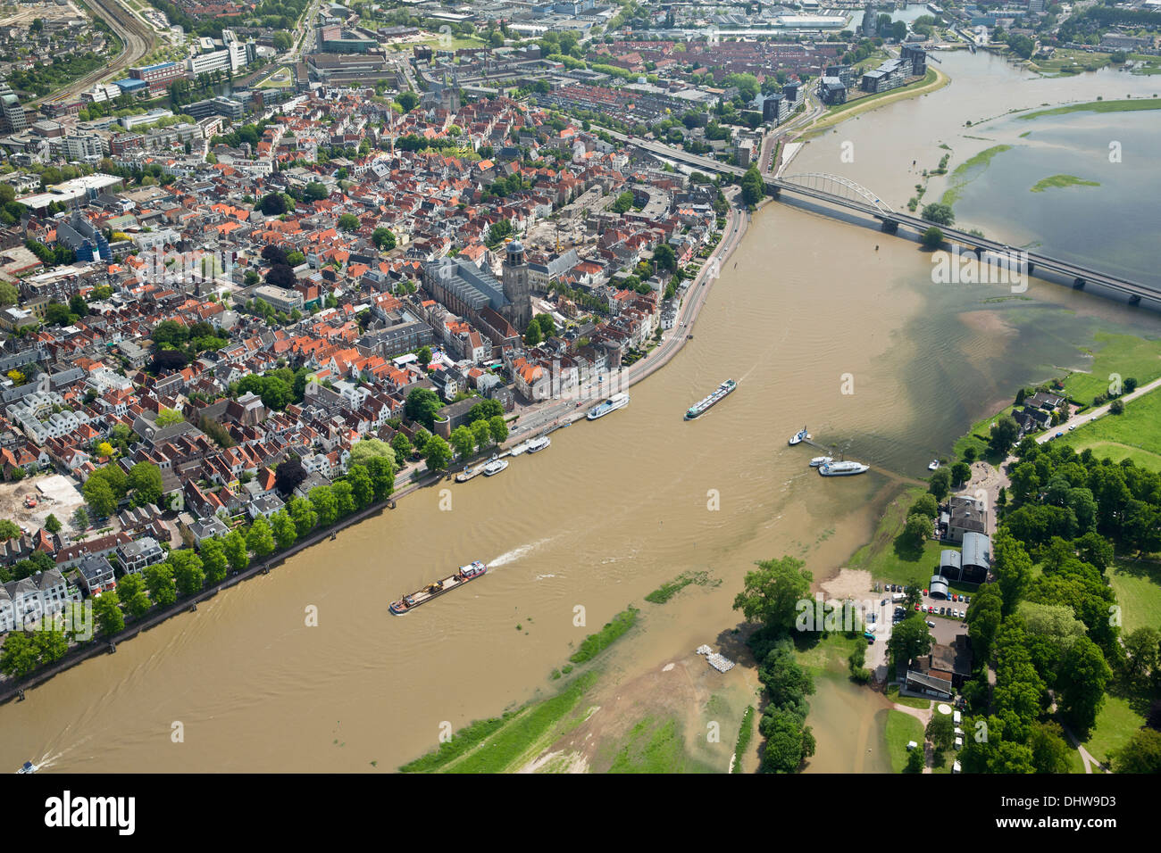 Niederlande, Deventer, Stadtzentrum und IJssel Fluss. Fracht-Boote. Überfluteten Land und Auen. Luftbild Stockfoto