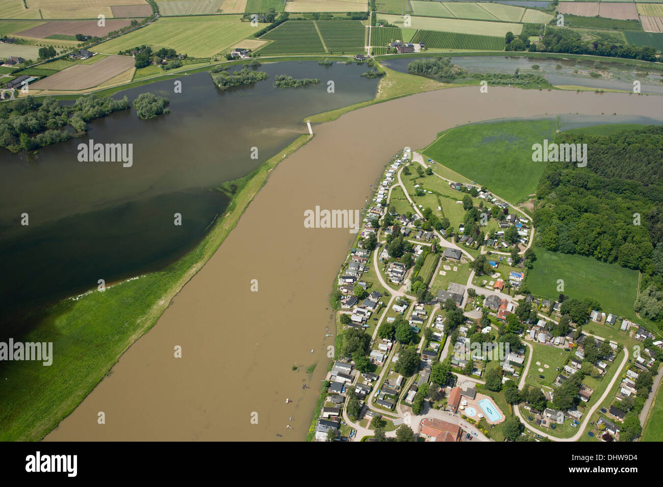 Niederlande, Olst, Campingplatz in der Nähe von überfluteten Land und Auen des Flusses IJssel. Luft. Stockfoto