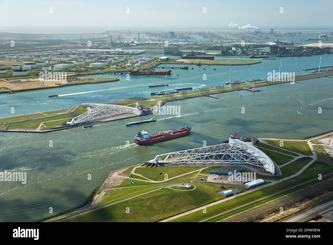 Holland, Rotterdam, Port. Maeslant Sperre, Maeslantkering. Sturmflutwehr funktioniert Delta. Lagerung chemischer Öltanker. Luftbild Stockfoto