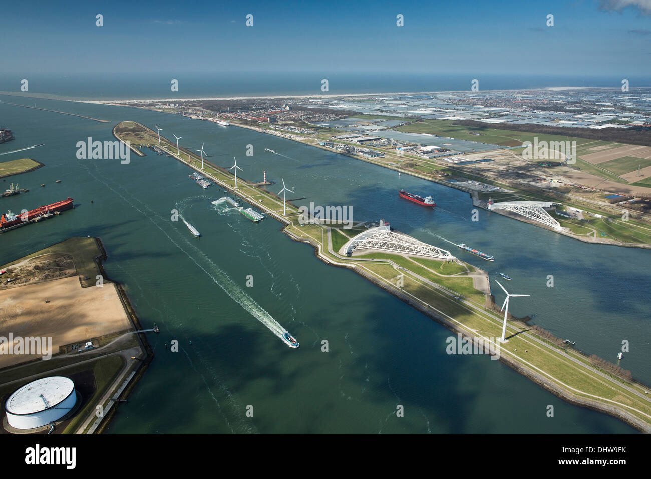 Holland, Rotterdam, Port. Maeslant Sperre, Maeslantkering. Sturmflutwehr funktioniert Delta. Lagerung chemischer Öltanker. Luftbild Stockfoto