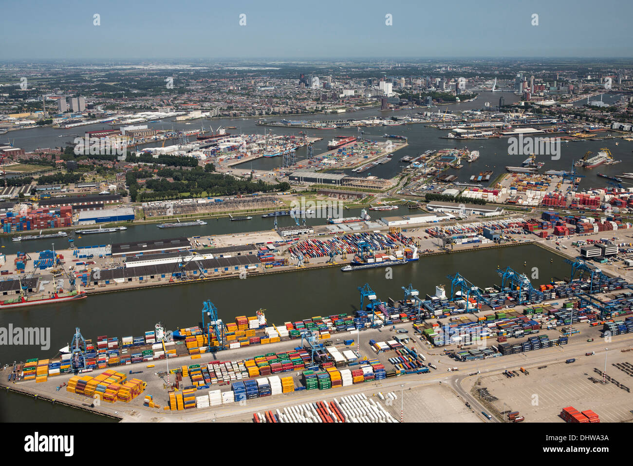 Niederlande, Rotterdam, Hafen von Rotterdam. Containerlagerung in Bereich namens Petroleumhaven. Hintergrund Stadtzentrum entfernt. Luftbild Stockfoto