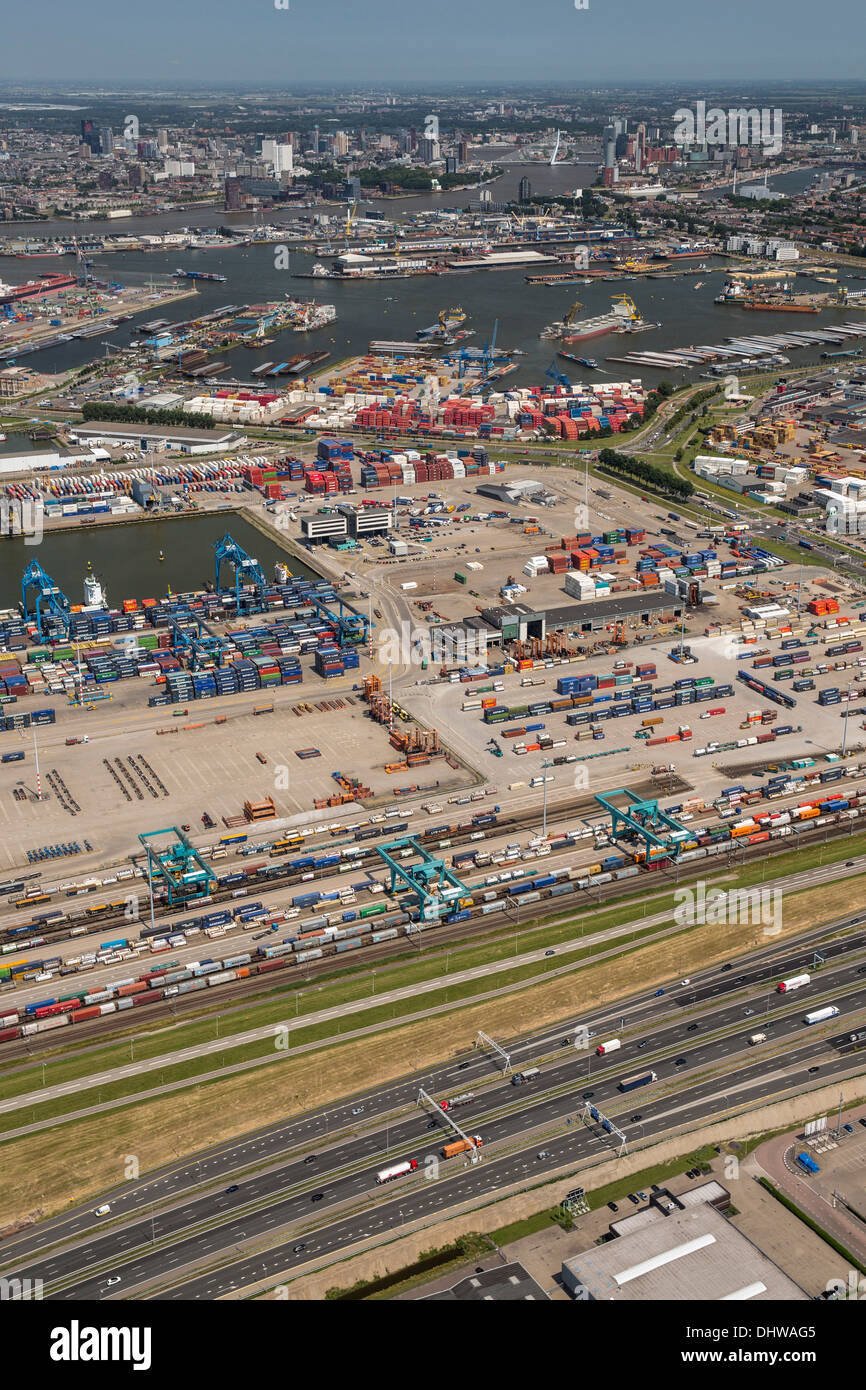 Niederlande, Rotterdam, Hafen von Rotterdam. Containerlagerung in Bereich namens Petroleumhaven. Hintergrund Stadtzentrum entfernt. Luftbild Stockfoto