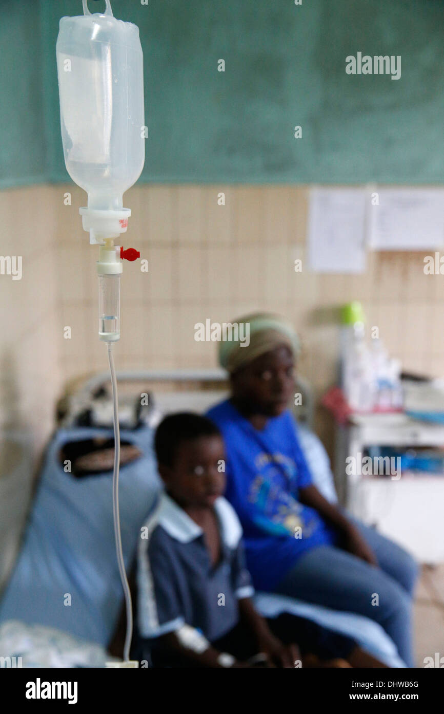 Libreville Krankenhaus. Krankes Kind. Stockfoto