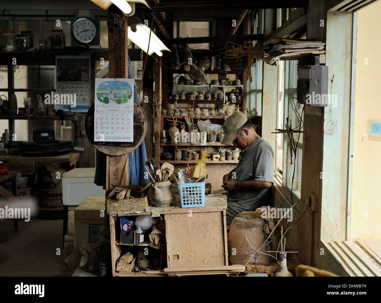 Ein Fotowalk im Töpferdorf Tsuboya offenbarte einen Handwerker, der hart an der Arbeit war. Gelegen in Naha City, Okinawa. Stockfoto