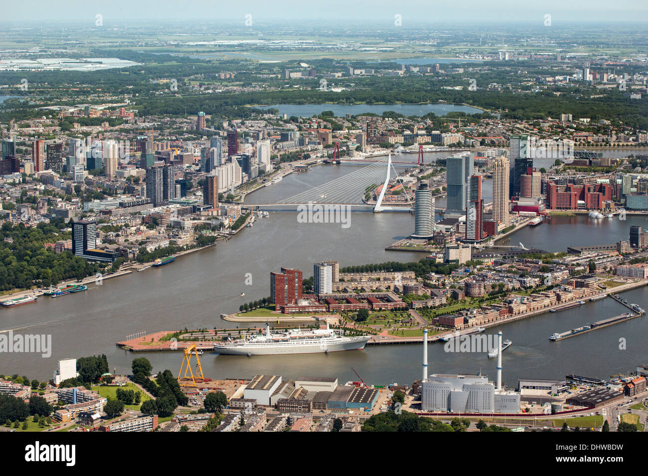 Niederlande, Rotterdam, Blick auf die Innenstadt. Vordergrund historische Schiff namens MS Rotterdam. Luftbild Stockfoto