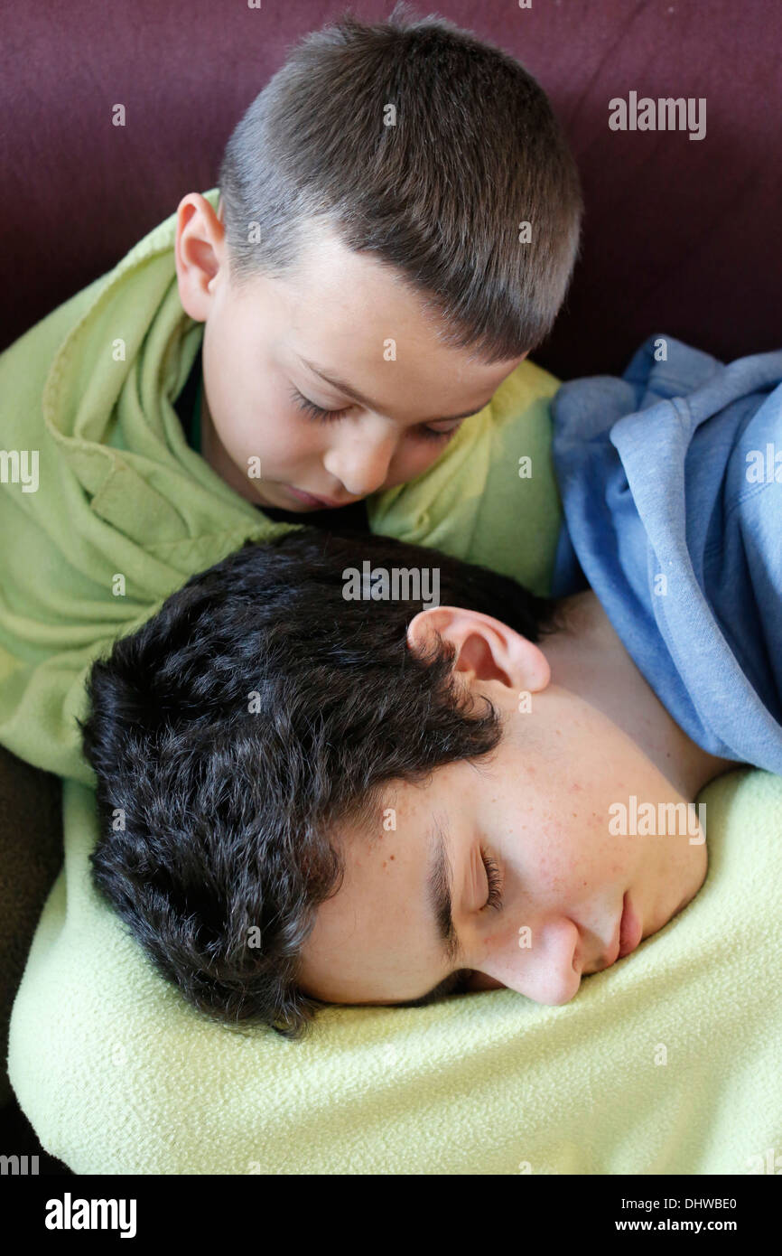 Sleeping brothers -Fotos und -Bildmaterial in hoher Auflösung – Alamy