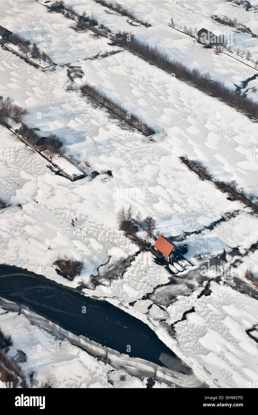 Niederlande, Breukelen, Winter, Ferienhaus in der Nähe von gefrorenen Seen genannt Loosdrechtse Plassen. Luftbild Stockfoto