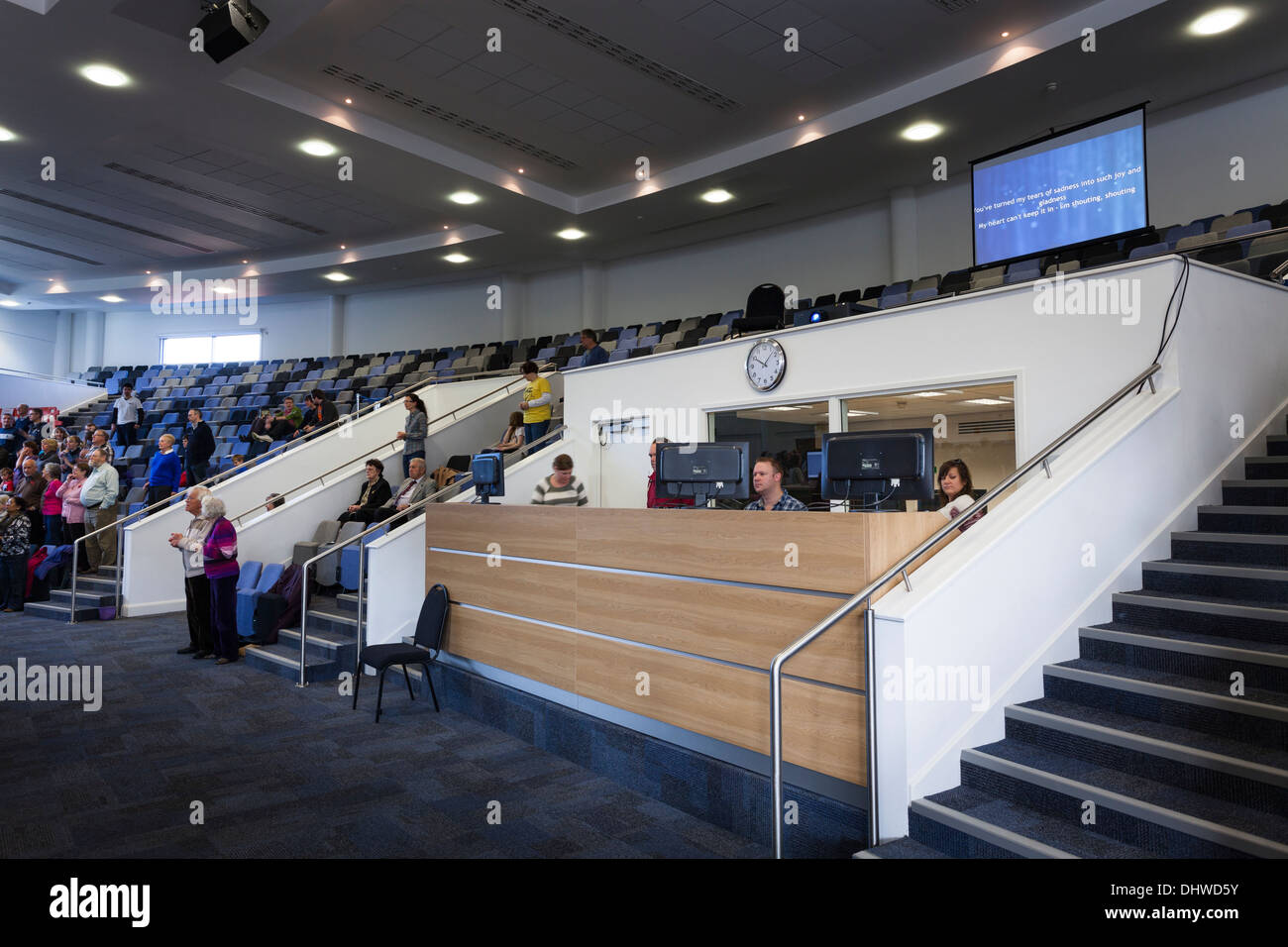 Die Audio-visuelle Kontrolle Kiosk im Inneren der großen modernen Könige Community Church. Stockfoto