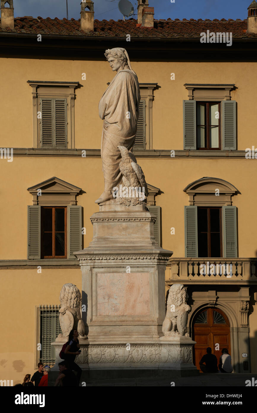 Pazzi Statue von Dante außerhalb Santa Croce, Florenz, Toskana, Italien Stockfoto