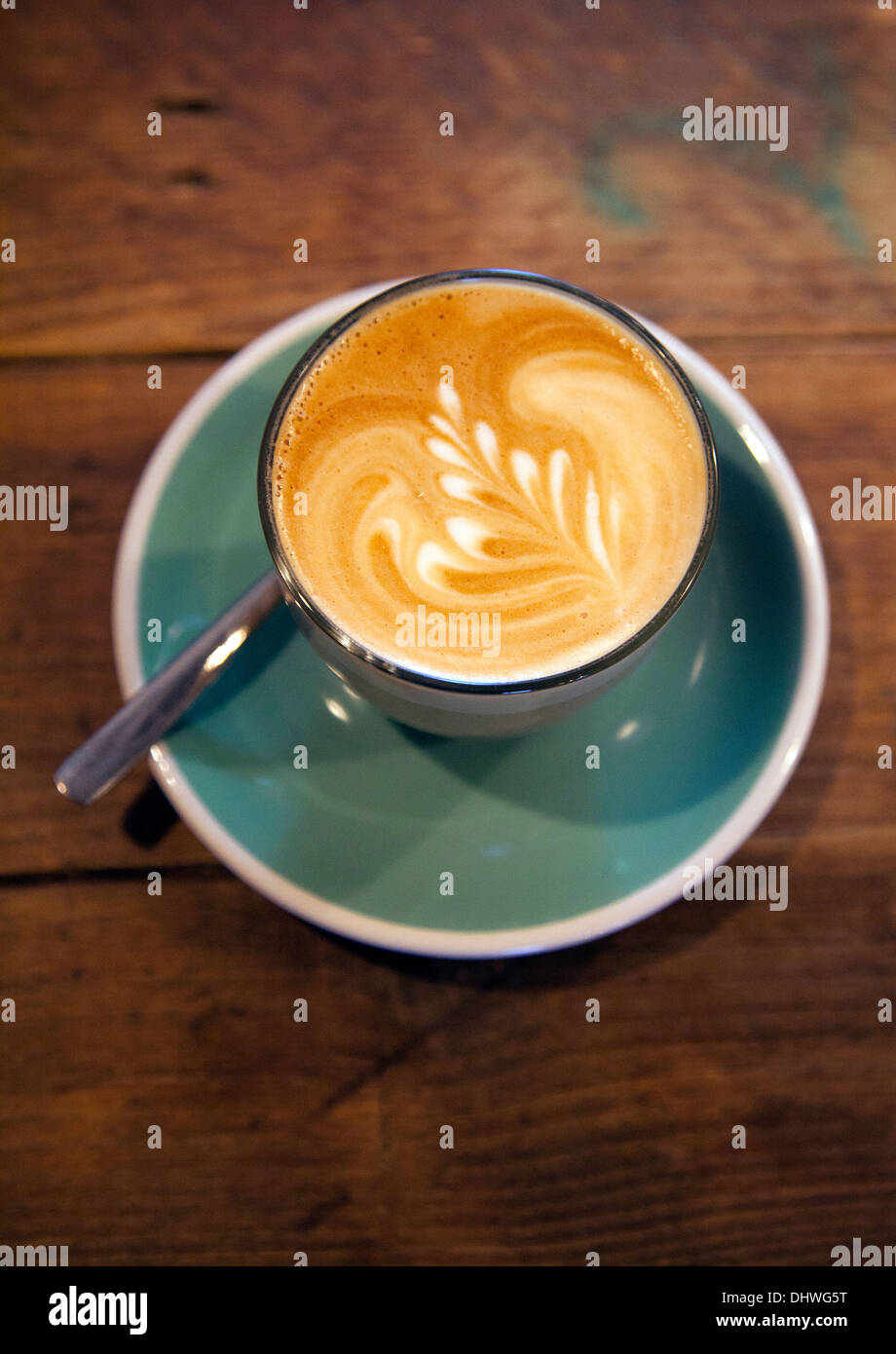 Kaffeetasse mit Latte Art Stockfoto