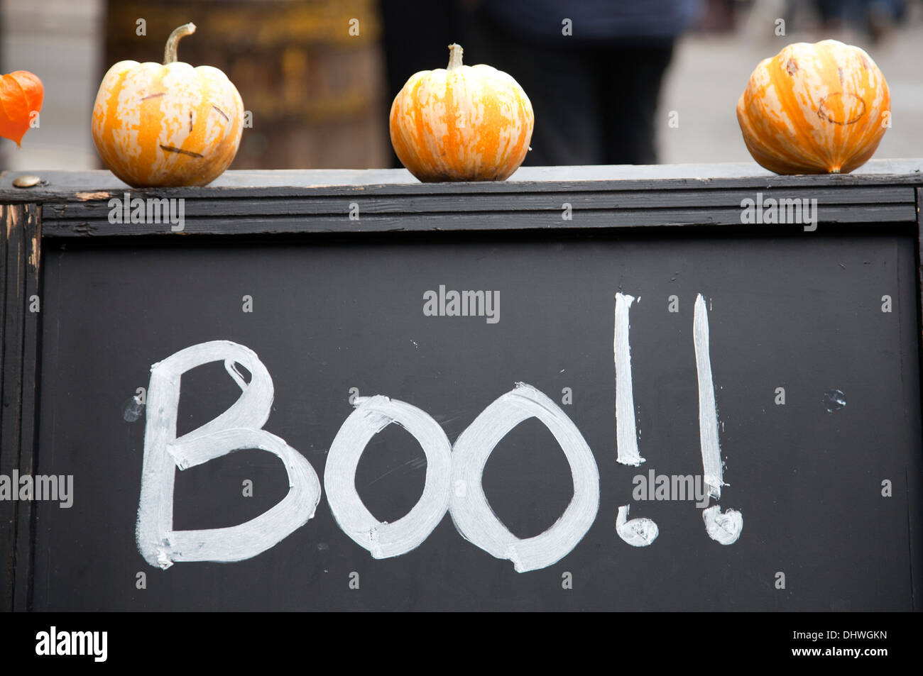 Boo! Halloween Schild mit Kürbissen Stockfoto
