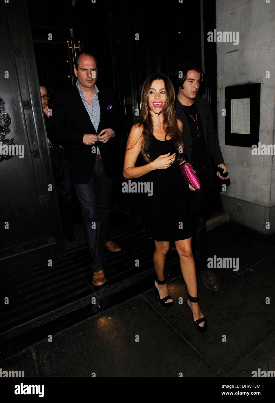 Sofia Vergara und ihr Sohn Manolo Gonzalez Vergara verlassen The Wolseley Restaurant London, England - 31.05.12 Stockfoto