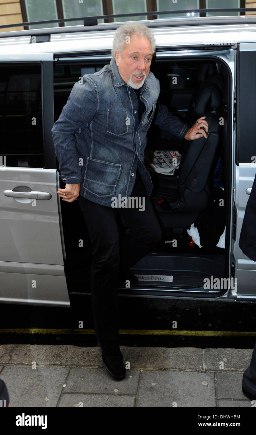 Tom Jones kommt bei BBC Radio 1 Studios, zur Förderung der TV-Show "The Voice", an dem er einen Richter London, England - 31.05.12 ist Stockfoto