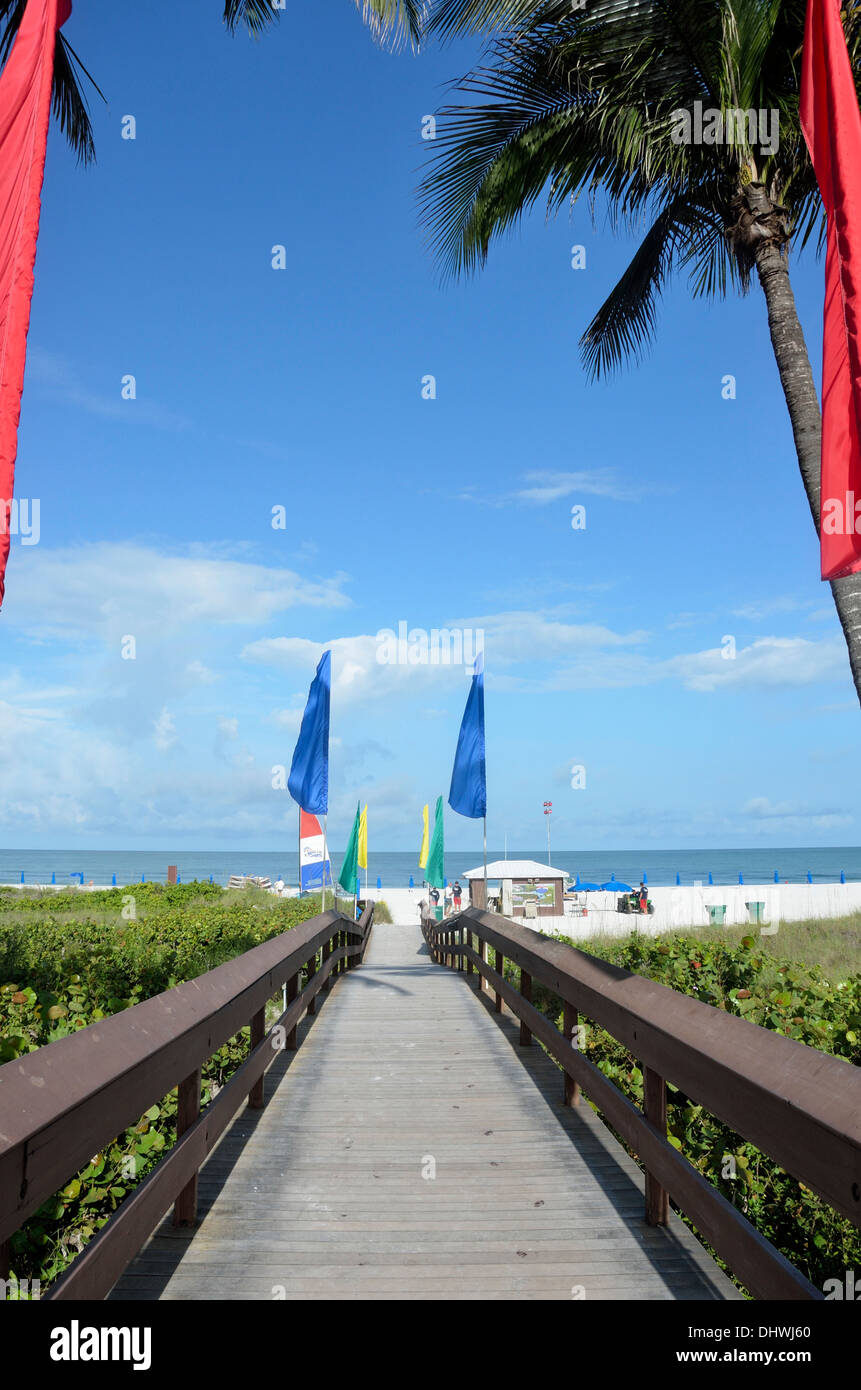 Fußweg zum Strand von Marco Island Hilton Resort Stockfoto