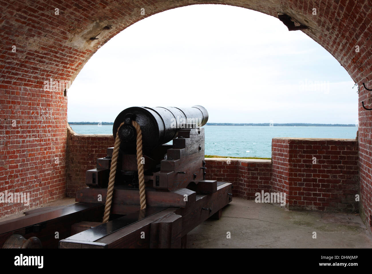 Alte montiert Kanone im Portal unter Fort Victoria, mit Blick auf Solent Norton Isle Of Wight Hampshire England Stockfoto