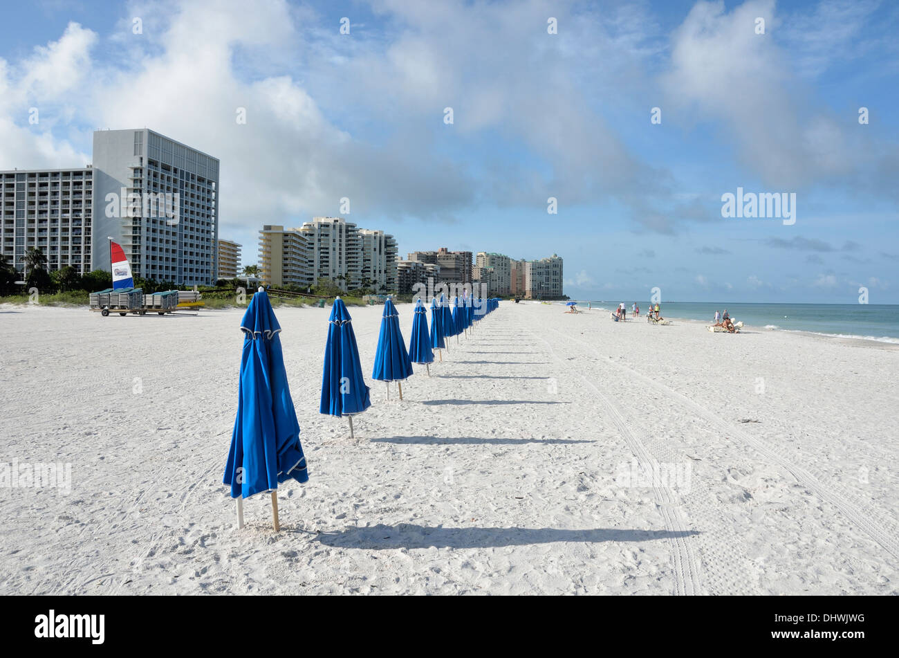 Reihe von geschlossenen Sonnenschirme auf Marco Island Beach vom Hilton Hotel, Marco Island, Florida Stockfoto