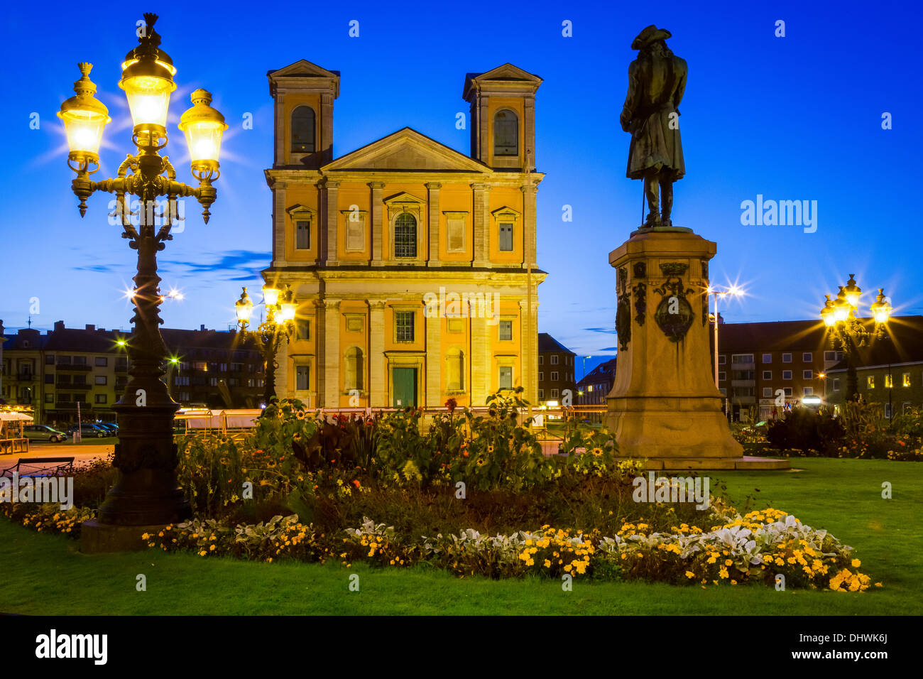 Fredrikskyrkan Kirche und Statue von Carl XI auf dem großen Platz in Karlskrona, Schweden Stockfoto