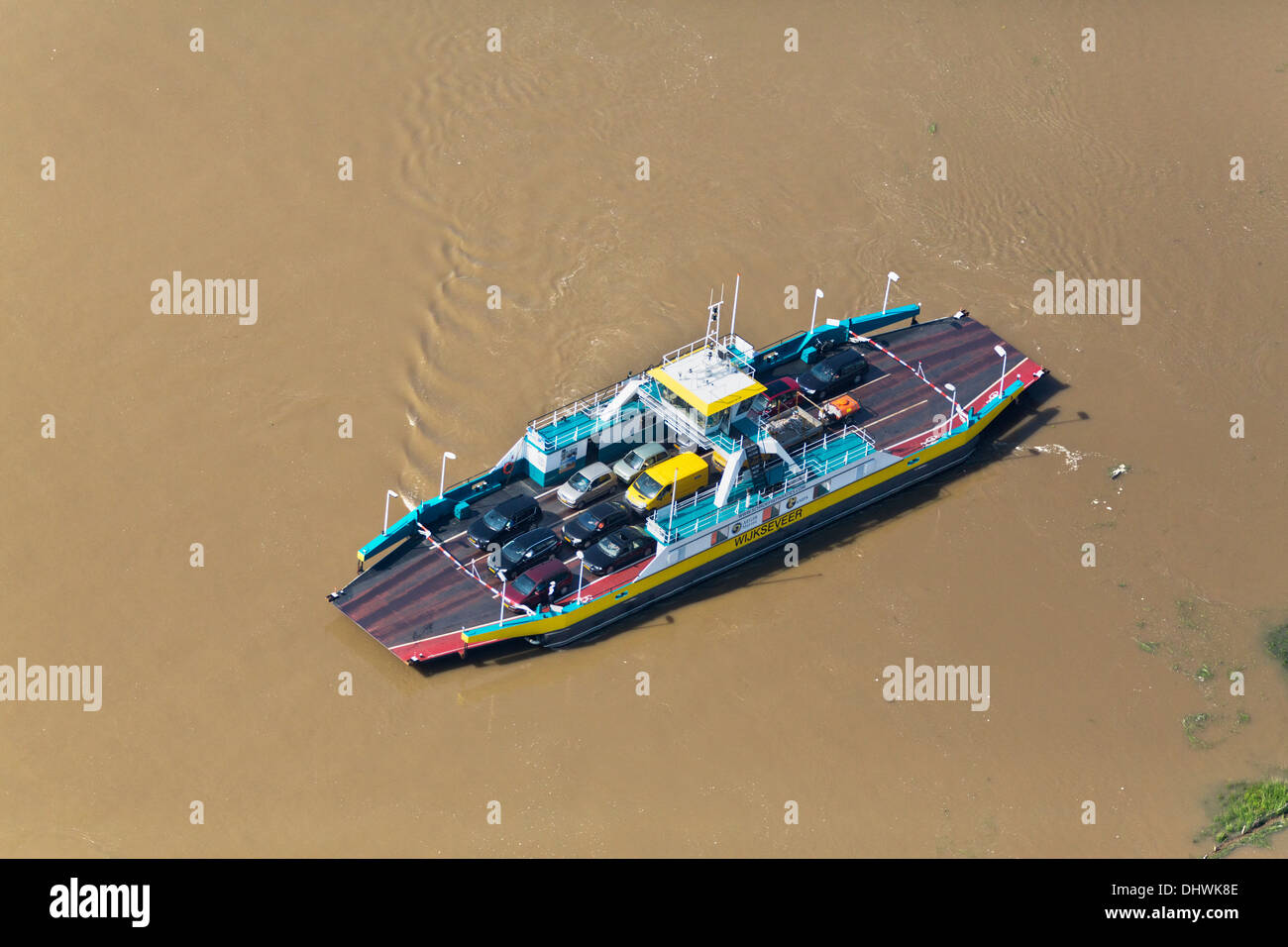 Niederlande, Wijk Bij Duurstede, Autofähre Nederrijn Fluss überquert. Luftbild Stockfoto