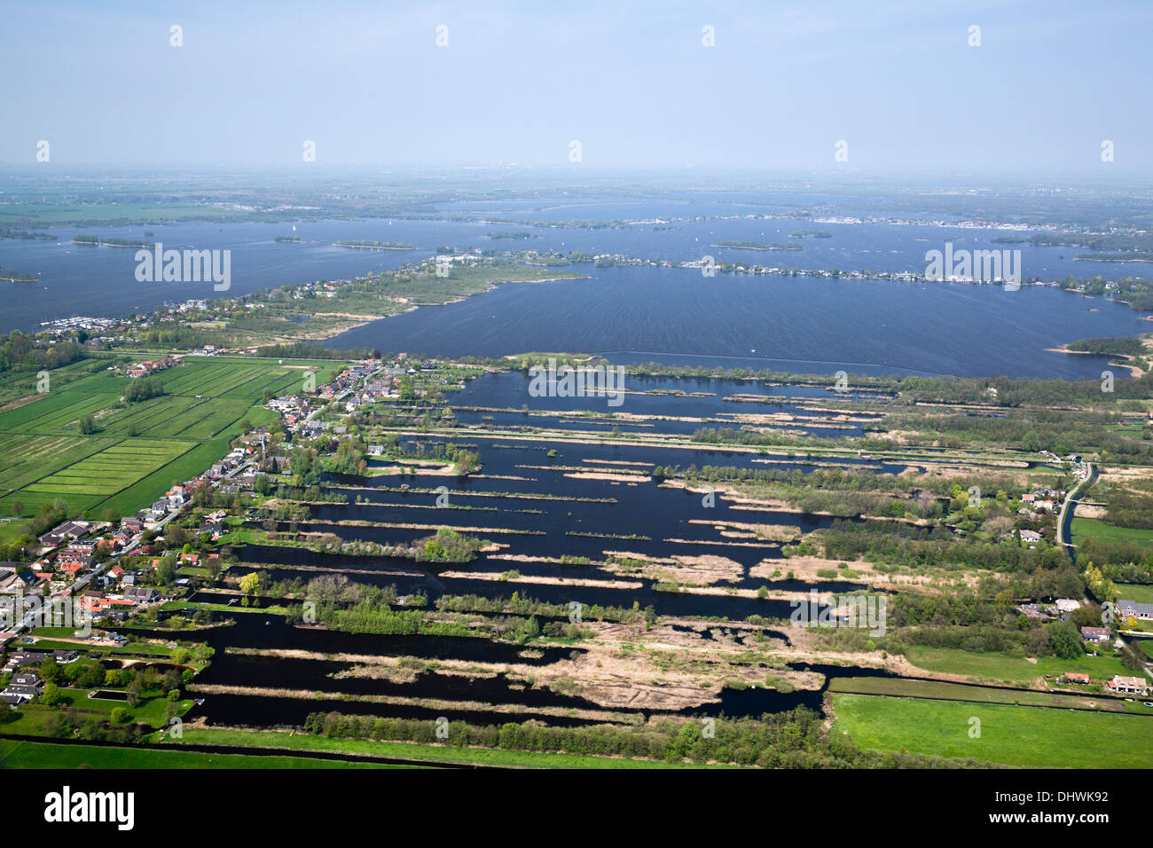 Niederlande, Tienhoven, Häuser in der Nähe von Seen genannt Loosdrechtse Plassen. Ehemalige Moor. Antenne Stockfoto