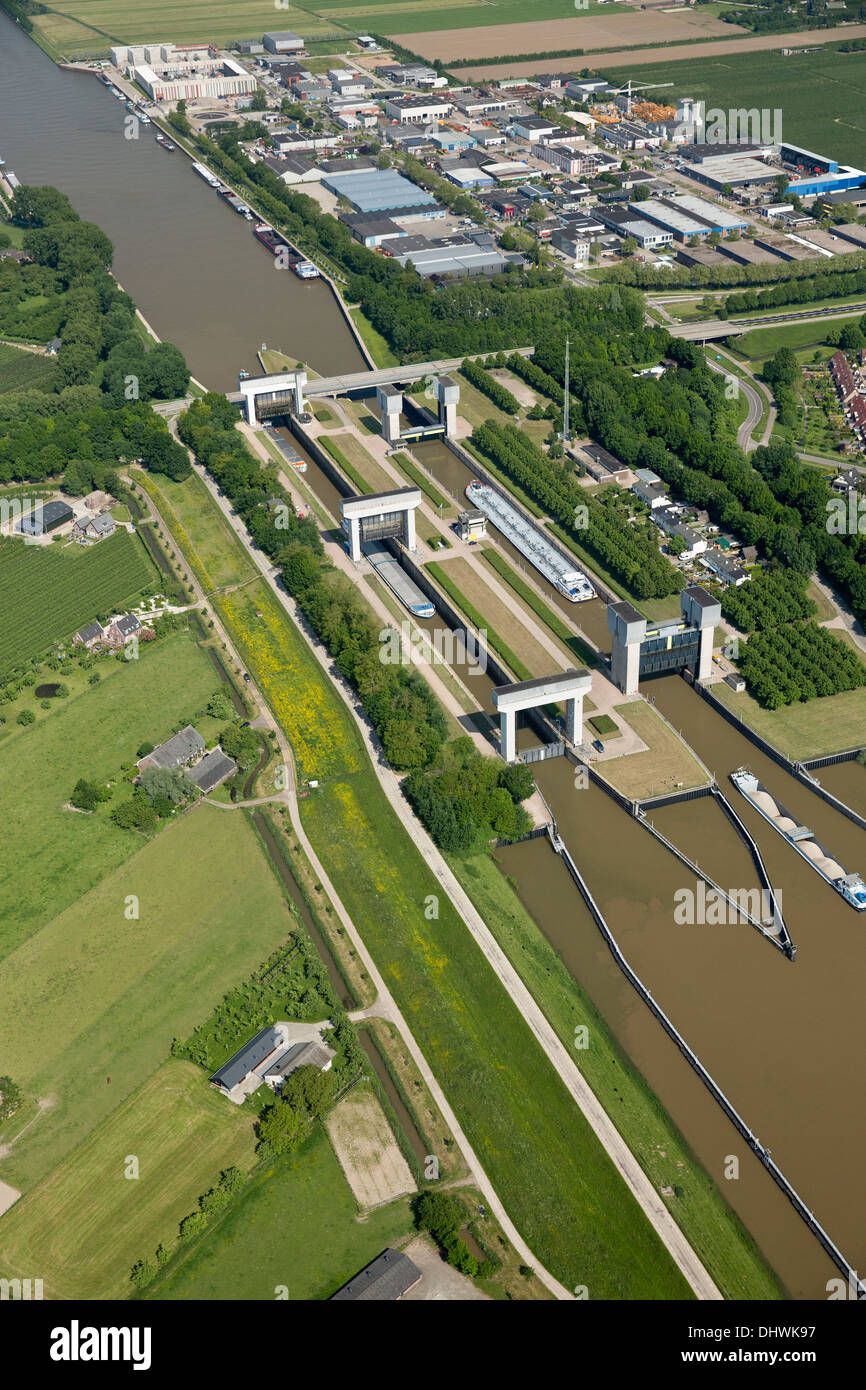 Wijk Bij Duurstede, Niederlande sperrt im Kanal namens Lekkanaal. Luftbild Stockfoto