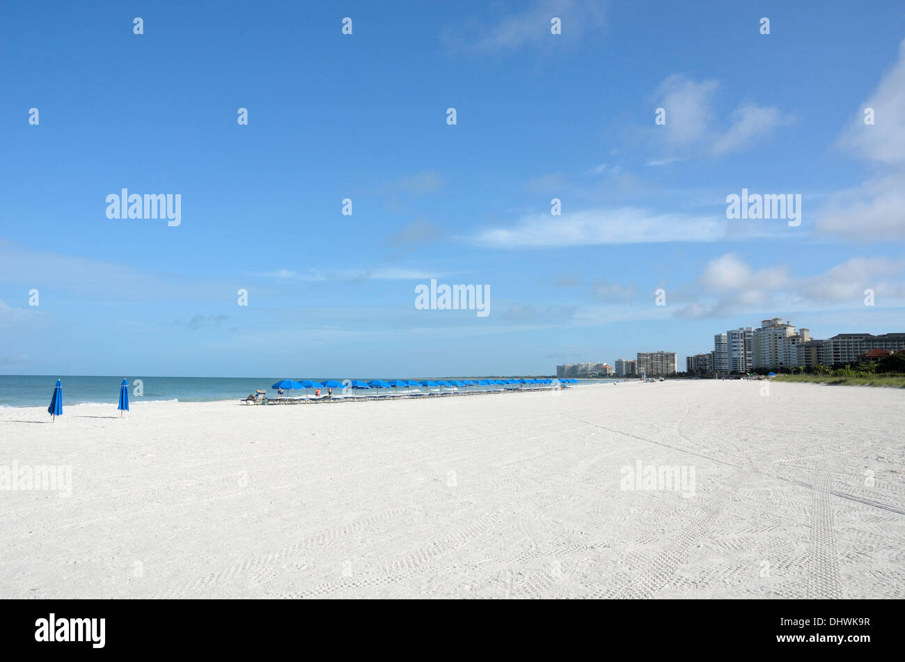 Zeile der Liegestühle auf Marco Island Beach vom Hilton Hotel, Marco Island, Florida Stockfoto