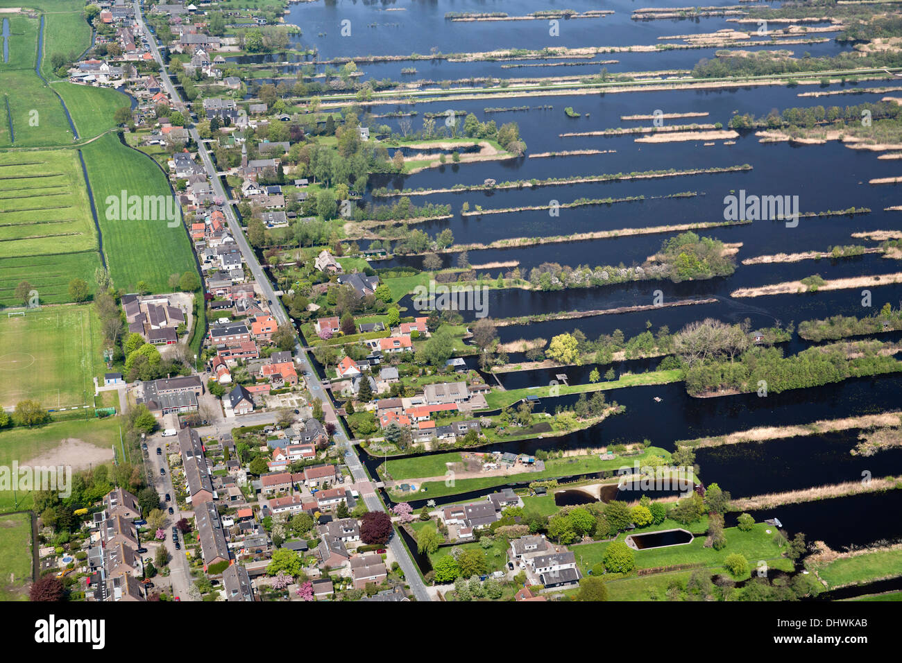 Niederlande, Tienhoven, Häuser in der Nähe von Seen genannt Loosdrechtse Plassen. Ehemalige Moor. Antenne Stockfoto