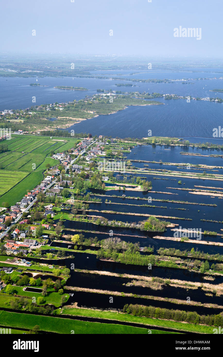 Niederlande, Tienhoven, Häuser in der Nähe von Seen genannt Loosdrechtse Plassen. Ehemalige Moor. Antenne Stockfoto