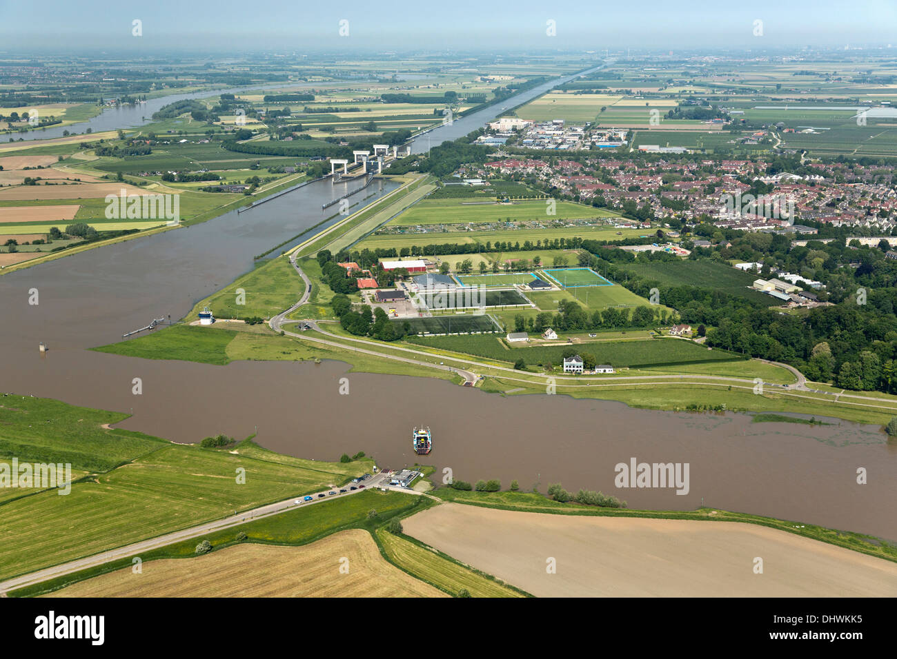 Wijk Bij Duurstede, Niederlande sperrt im Kanal namens Lekkanaal. Autofähre Nederrijn Fluss überquert. Luftbild Stockfoto