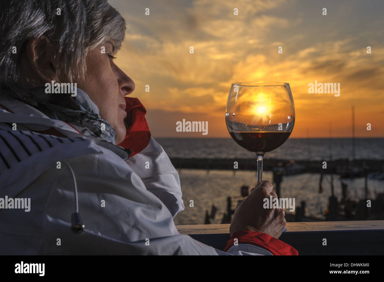 Frau mit Glas Rotwein Stockfoto