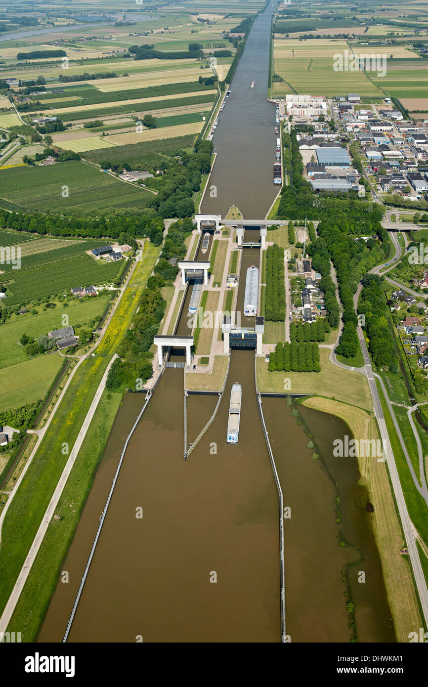 Wijk Bij Duurstede, Niederlande sperrt im Kanal namens Lekkanaal. Luftbild Stockfoto