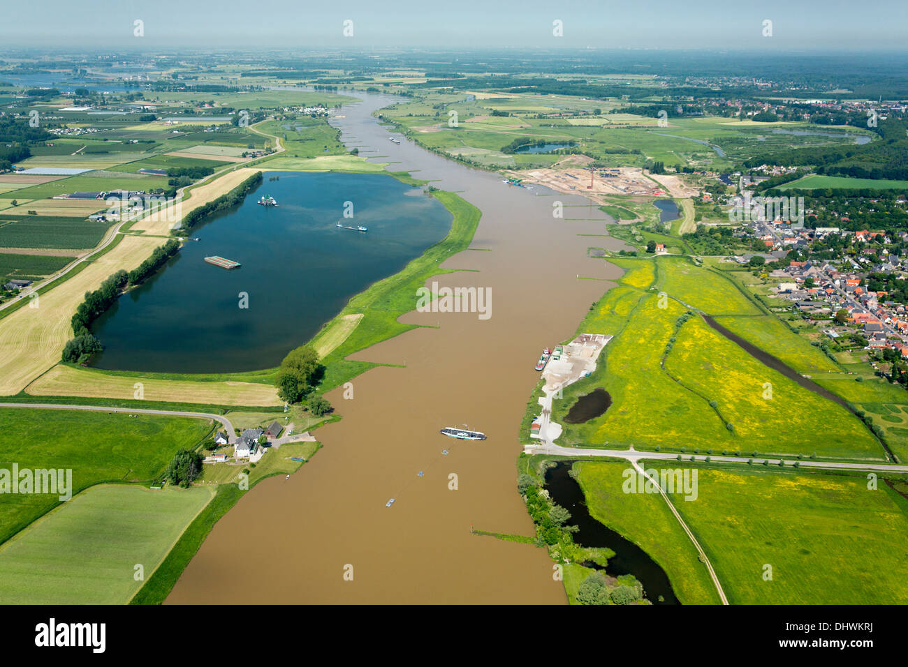 Niederlande, Elst. Autofähre Nederrijn Fluss überquert. Luftbild Stockfoto