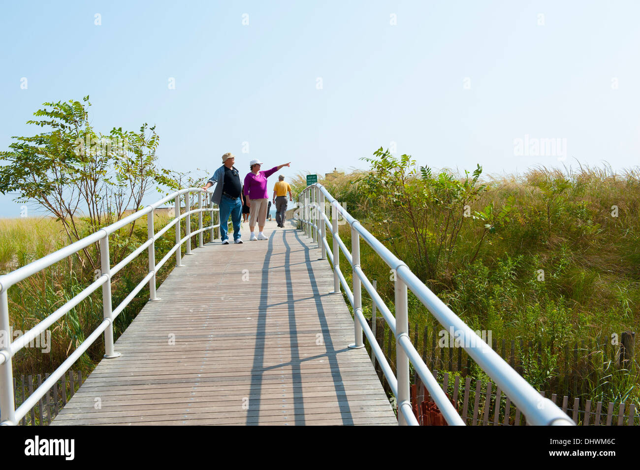 USA Amerika New Jersey NJ NJ Atlantic City Menschen nutzen einen Strandspaziergang zu geschützten Dünen überqueren Stockfoto