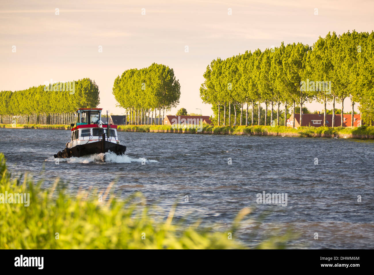 Niederlande, Loenersloot. Amsterdam-Rijn Kanaal Kanal bezeichnet Kleines Boot. Stockfoto