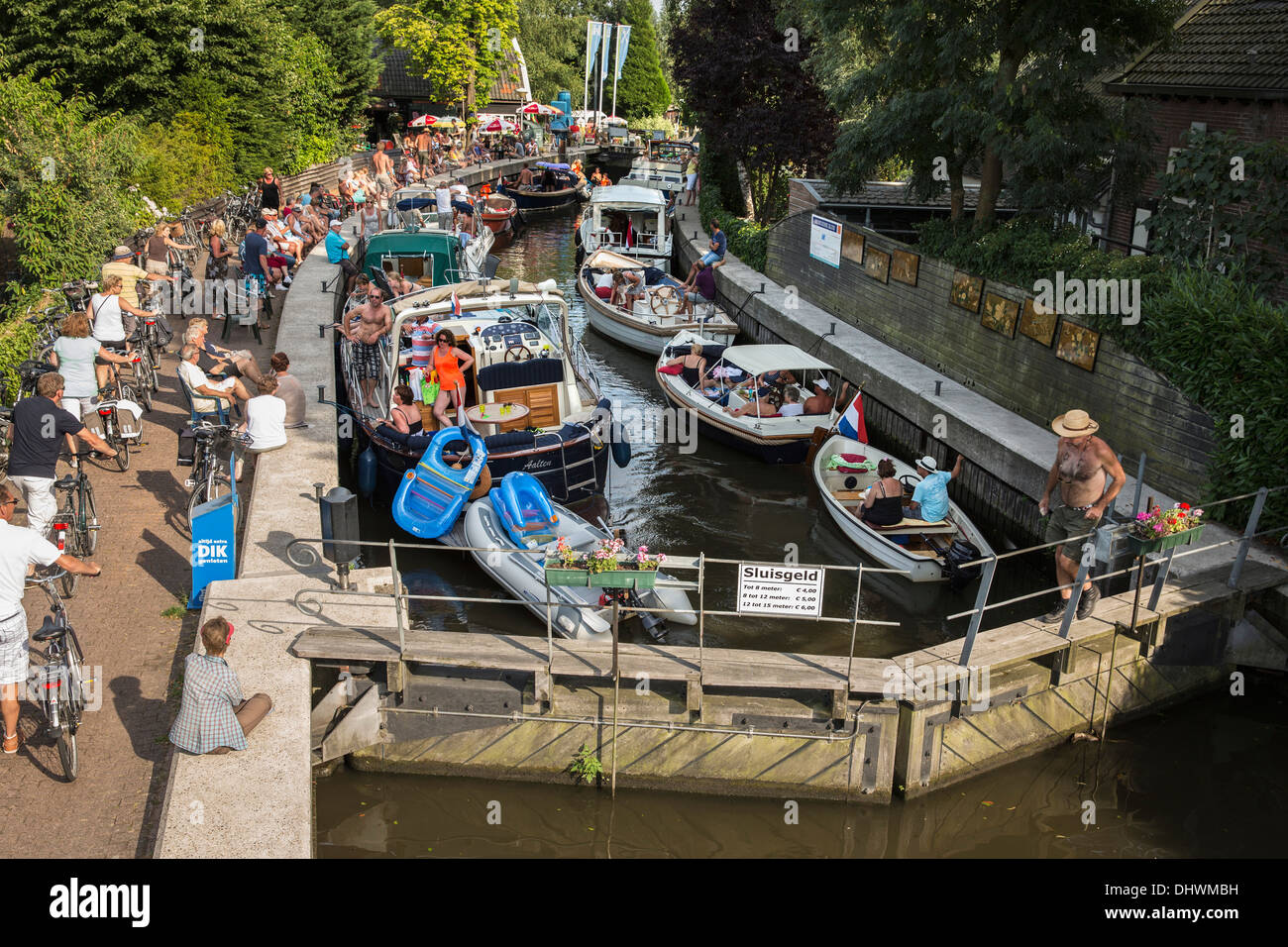 Niederlande, Loenen Aan de Vecht. Yachten in Schleuse genannt Fluss Vecht mit Seen verbindet Loosdrechtse Plassen Stockfoto