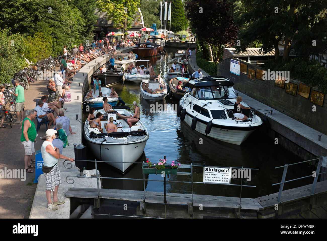 Niederlande, Loenen Aan de Vecht. Yachten in Schleuse genannt Fluss Vecht mit Seen verbindet Loosdrechtse Plassen Stockfoto