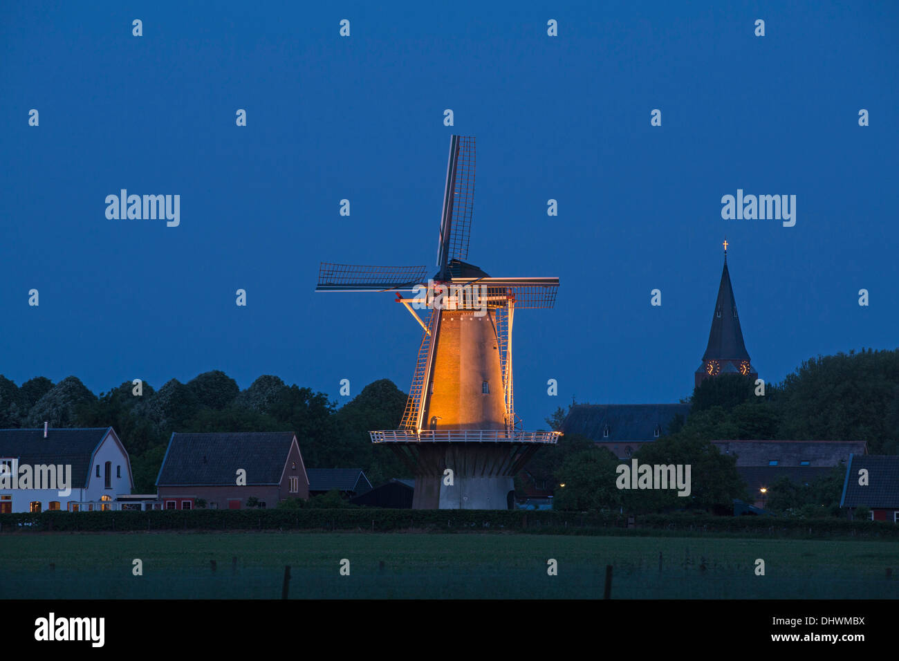 Niederlande, Schalkwijk, Aussicht auf Dorf, Kirche und Windmühle. Dämmerung. Dämmerung Stockfoto