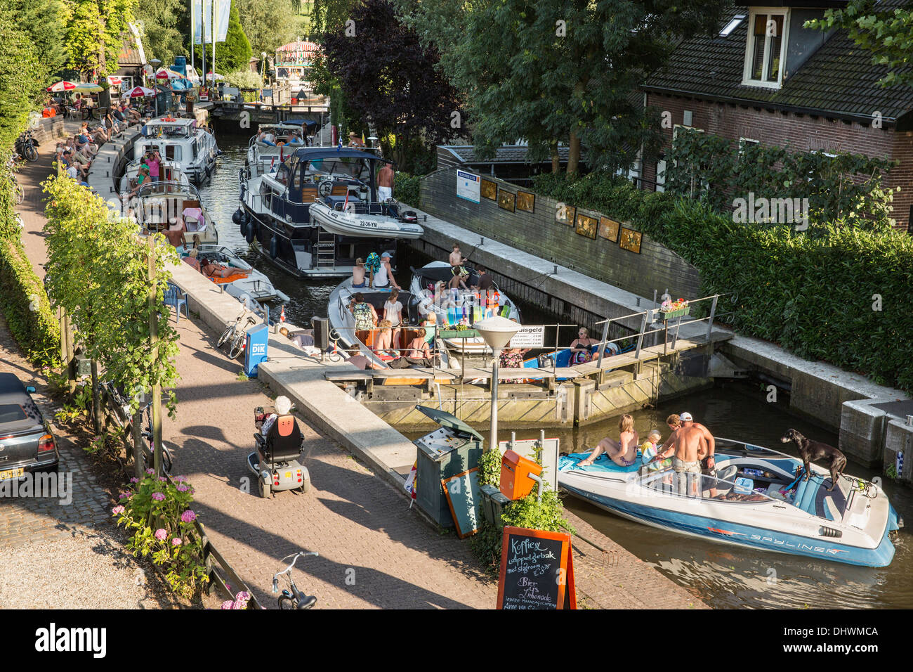 Niederlande, Loenen Aan de Vecht. Yachten in Schleuse genannt Fluss Vecht mit Seen verbindet Loosdrechtse Plassen Stockfoto