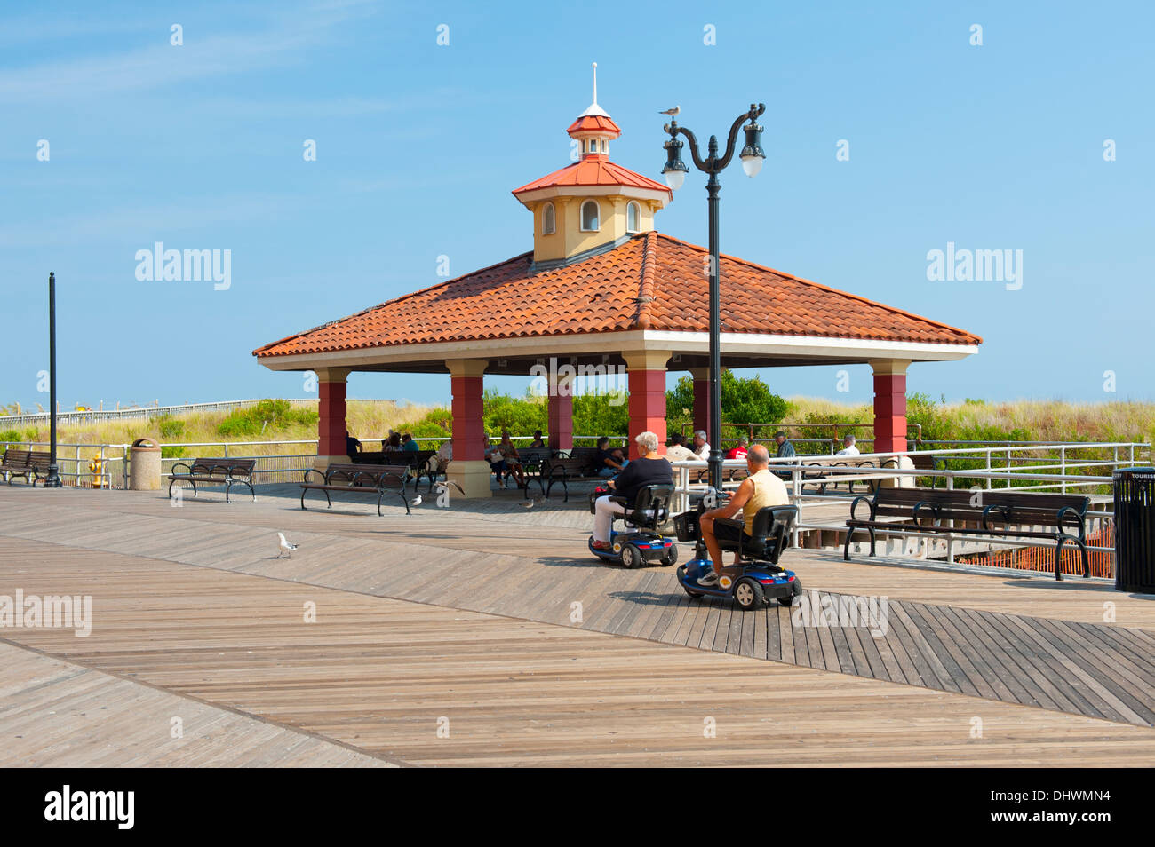 USA Amerika New Jersey NJ N. J. Atlantic City Boardwalk zwei ältere Menschen im motorisierten Rollstuhl Stockfoto