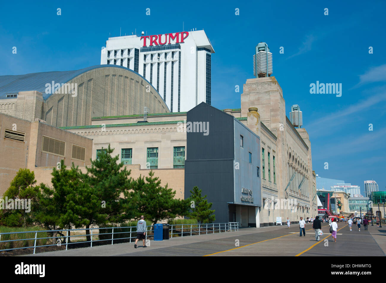 USA Amerika New Jersey NJ N. J. Atlantic City Boardwalk Convention Hall und Trump Plaza Casino Hotel Stockfoto