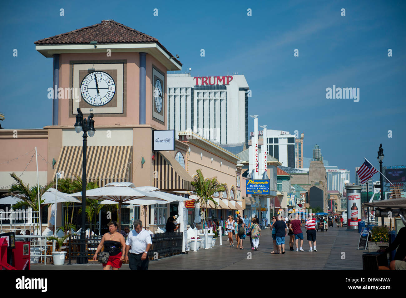 USA Amerika New Jersey NJ N. J. Atlantic City Boardwalk voll mit Touristen Urlauber zu Fuß spazieren Stockfoto