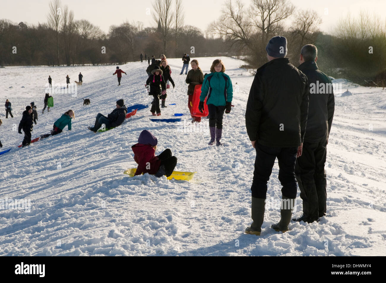 kaltes Wetter Großbritannien Schnee Schnee Schnee in Yorkshire Kinder Rodeln am Terrington Ufer in der Nähe von York Rodel Schlitten Kinder schneit verschneiten h Stockfoto